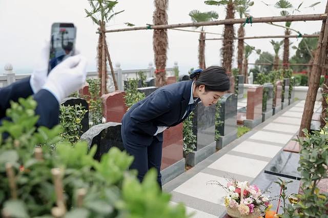 海归00后回国当职业扫墓人!月薪4000每天鞠躬百次,称山上过夜不害怕(组图) - 5