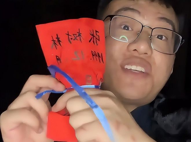 面相大变?那个砸神像、睡坟场“八字命硬”的网红,如今差别太大(组图) - 5
