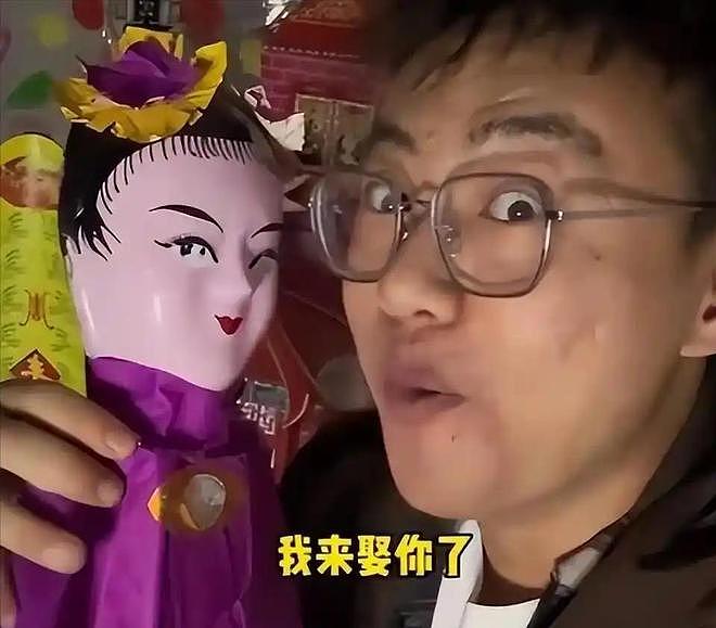 面相大变?那个砸神像、睡坟场“八字命硬”的网红,如今差别太大(组图) - 7