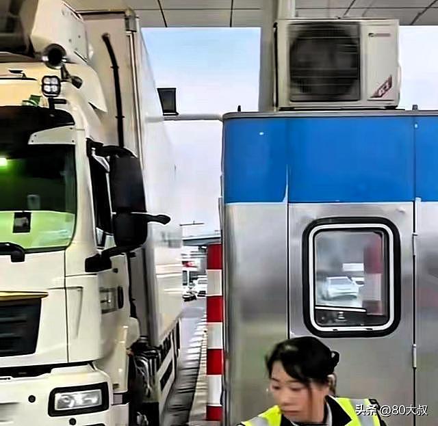 上海高速离谱一幕！空货车被判超重，司机开门：我拉的是一车空气 - 4