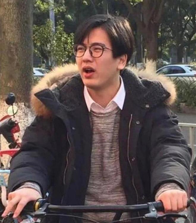 洗白失败!张凌赫团队下场控评,素颜照引众怒,背后大佬要被查? - 6