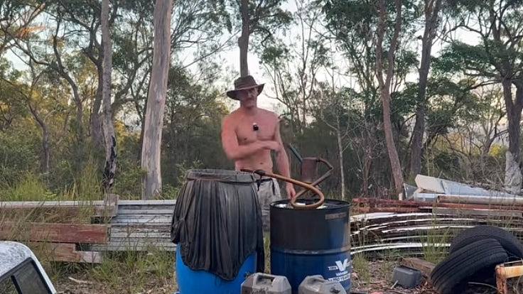 高油价增生活压力！澳洲男子“土法炼油”影片走红，专家：不建议（视频/图） - 1
