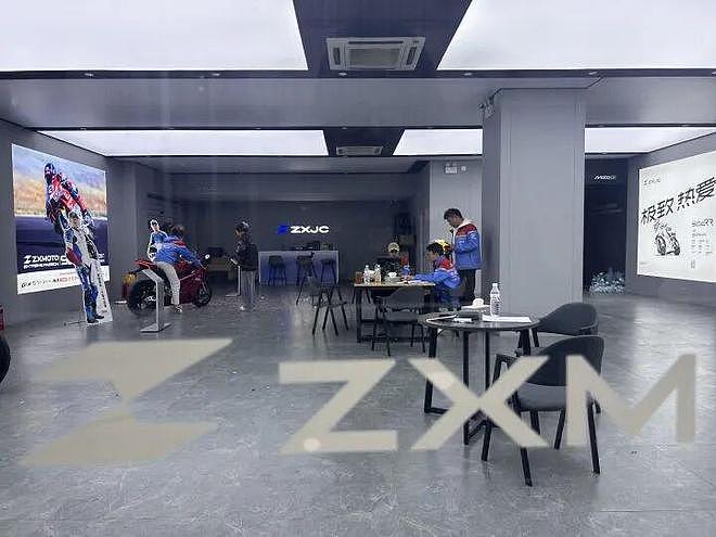 平时直播只有几十个人，突然涌入3万多人！“张雪机车”店长电话被打爆（组图） - 1
