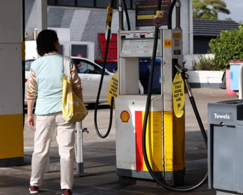 澳洲油价飙升引发全民焦虑，“不敢开车”成常态！政府被质疑应对不力（组图） - 2
