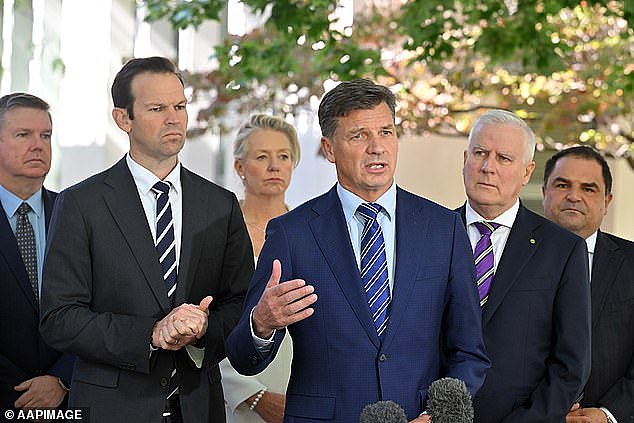 讲话录播、油价告急引不满！艾博年净支持率暴跌9%，联盟党支持率反超一国党（组图） - 2
