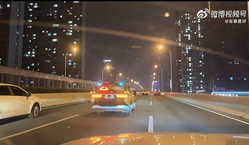 武汉无人驾驶网约车集体“趴窝”!乘客被困2小时,引发交通瘫痪 - 1