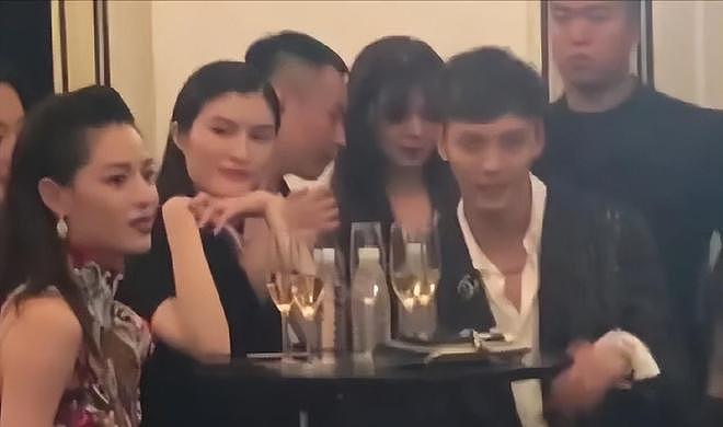 何穗晒公园遛娃日常！怀抱儿子盆骨前倾明显，半岁宝宝已有大长腿（组图） - 3