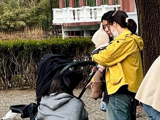 何穗晒公园遛娃日常！怀抱儿子盆骨前倾明显，半岁宝宝已有大长腿（组图） - 23