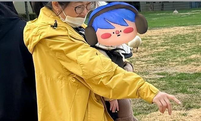 何穗晒公园遛娃日常！怀抱儿子盆骨前倾明显，半岁宝宝已有大长腿（组图） - 25