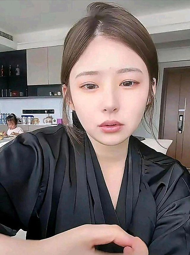 黄一鸣是懂流量的!带女儿闪闪去万达卖衣服,不给王思聪一丝体面(组图) - 1