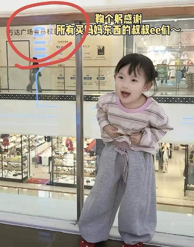 黄一鸣是懂流量的!带女儿闪闪去万达卖衣服,不给王思聪一丝体面(组图) - 3