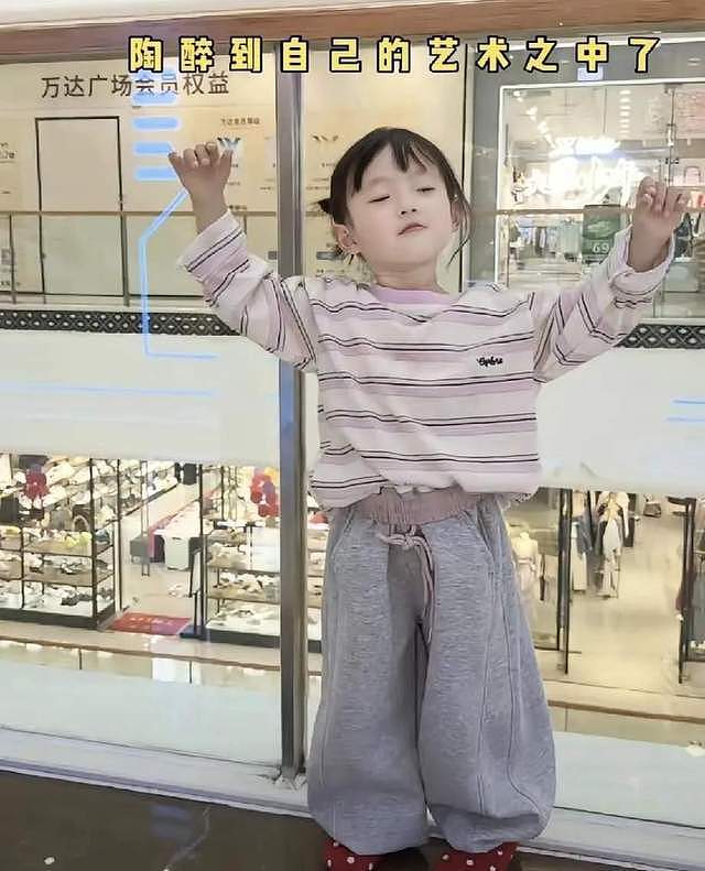 黄一鸣是懂流量的!带女儿闪闪去万达卖衣服,不给王思聪一丝体面(组图) - 5