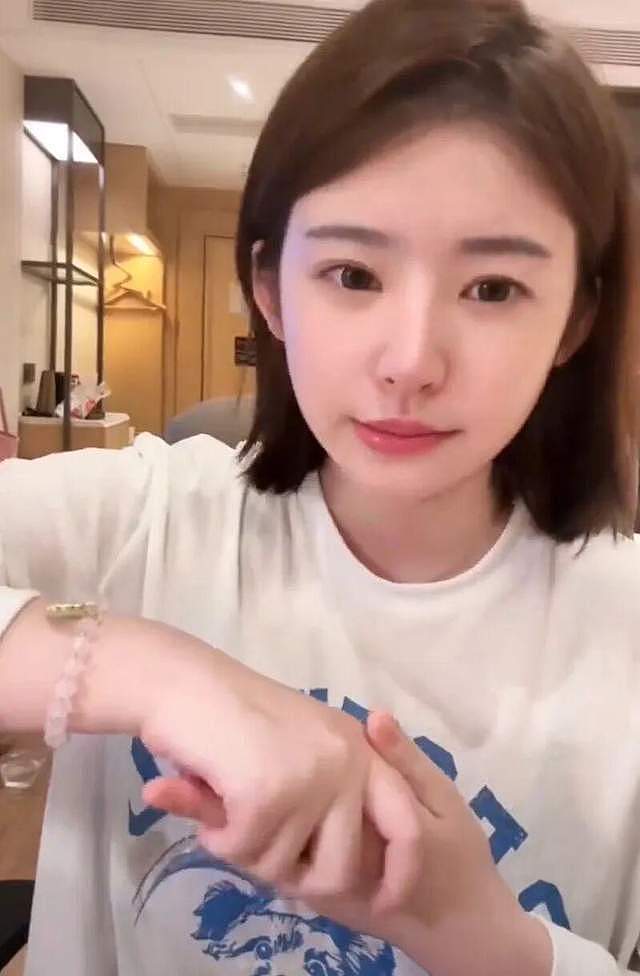黄一鸣是懂流量的!带女儿闪闪去万达卖衣服,不给王思聪一丝体面(组图) - 9