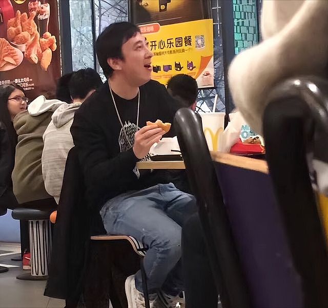 黄一鸣是懂流量的!带女儿闪闪去万达卖衣服,不给王思聪一丝体面(组图) - 10