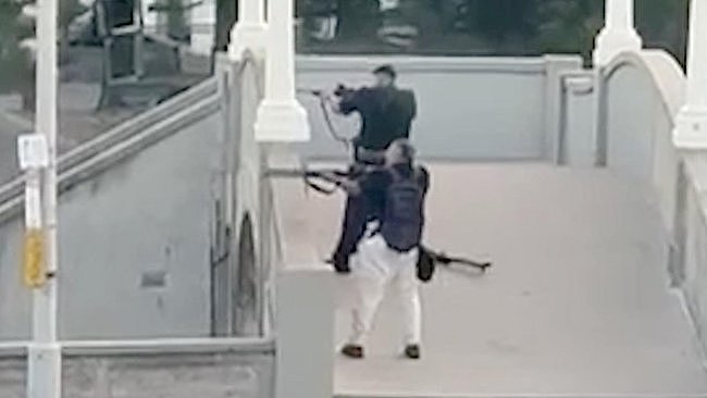 悉尼Bondi恐袭案后续：枪手家人申请隐名被拒，曾遭泼尿扔猪肉威胁（组图） - 3