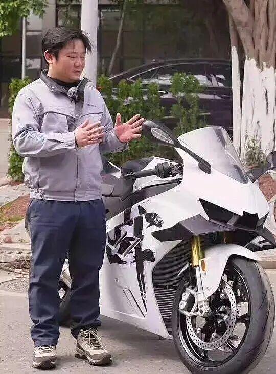 张雪回应陈光标送千万劳斯莱斯:找个车商8折收(组图) - 3