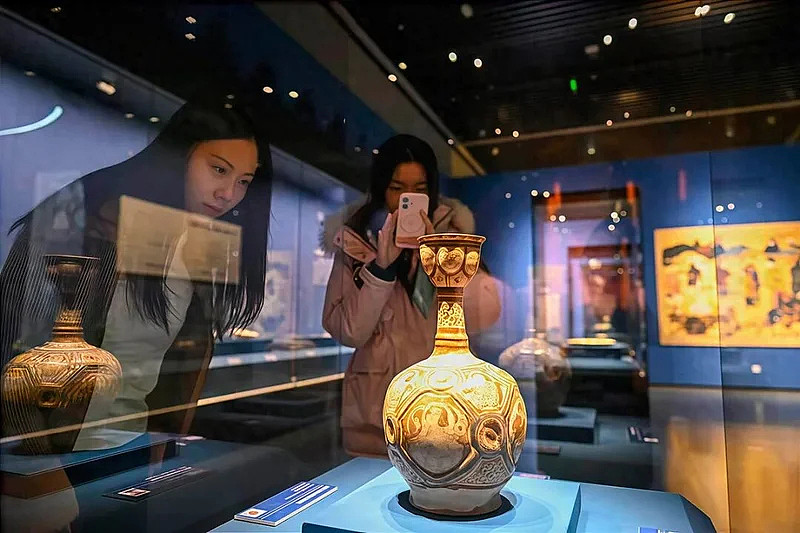 他把100多件伊朗国宝在战火中带来了中国(组图) - 1