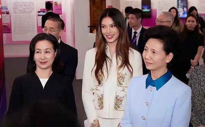 郭晶晶何超琼主动让位！22岁谷爱凌香港C位合影引发热议 - 2