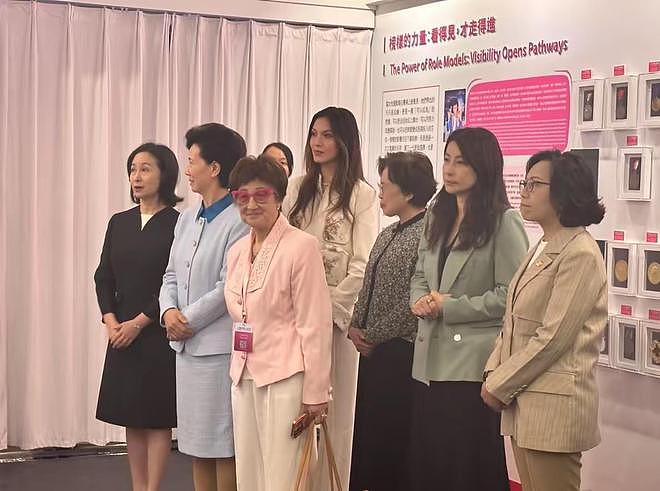 郭晶晶何超琼主动让位！22岁谷爱凌香港C位合影引发热议 - 3