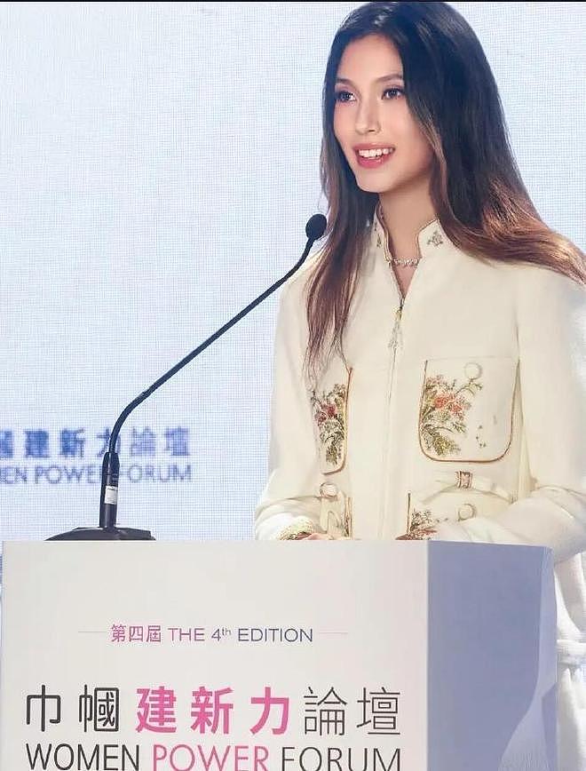 郭晶晶何超琼主动让位！22岁谷爱凌香港C位合影引发热议 - 6
