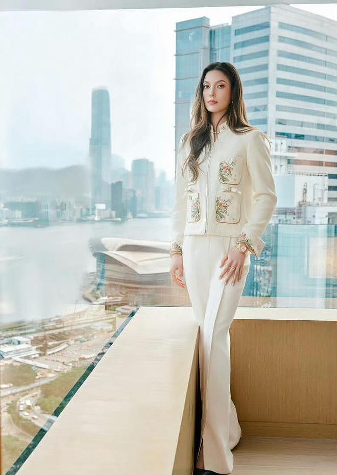 郭晶晶何超琼主动让位！22岁谷爱凌香港C位合影引发热议 - 8