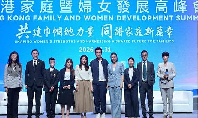 郭晶晶何超琼主动让位！22岁谷爱凌香港C位合影引发热议 - 10