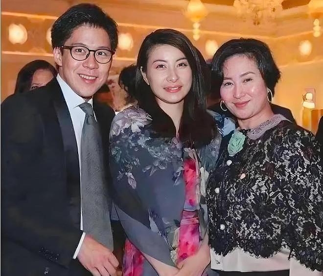 郭晶晶何超琼主动让位！22岁谷爱凌香港C位合影引发热议 - 12