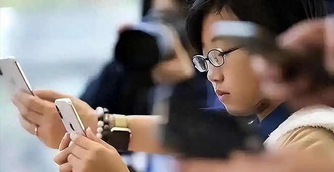“新型啃老”席卷全国：孩子不工作也不伸手要钱，家长担心毁一生 - 1