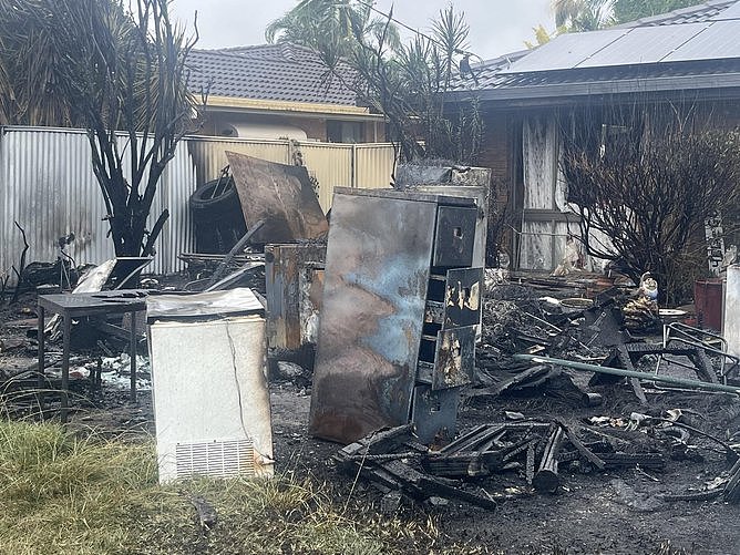 昆州深夜惊魂：民宅车库群殴引爆大火，数十人仓皇逃生（组图） - 3