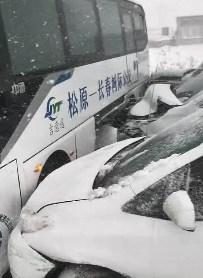 吉林大雪致珲乌高速发生事故，目击者称多车追尾 全省已有124个高速入口关闭（组图） - 1