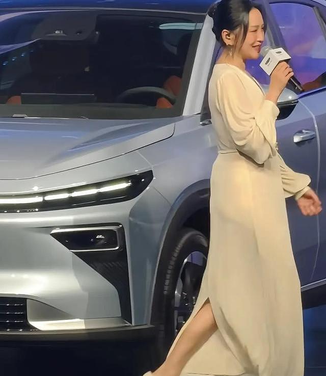 金莎肚子大到藏不住?车展现身被疑怀孕,声音变粗更添实锤(组图) - 3