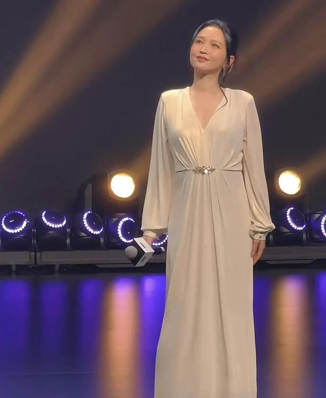 金莎肚子大到藏不住?车展现身被疑怀孕,声音变粗更添实锤(组图) - 5