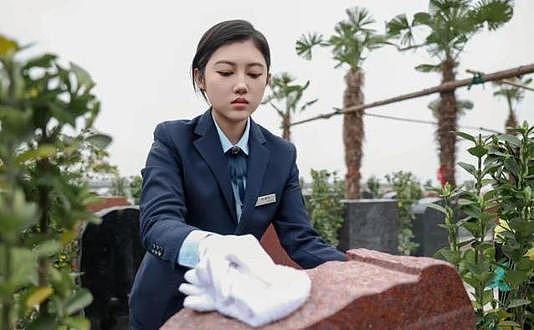 中国海归女生当职业扫墓人!月薪4000元,每天鞠躬百次 - 1