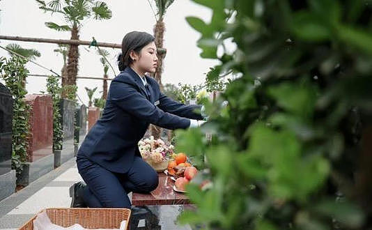 中国海归女生当职业扫墓人!月薪4000元,每天鞠躬百次 - 2