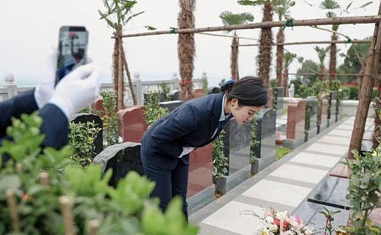 中国海归女生当职业扫墓人!月薪4000元,每天鞠躬百次 - 3
