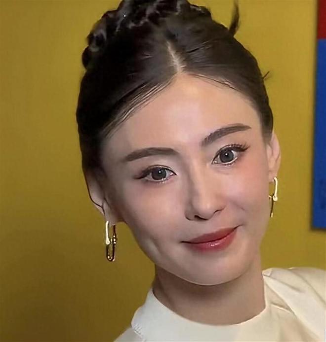 张柏芝上热搜！这次彻底无关谢霆锋，15岁二儿子正面照杀疯了 - 1