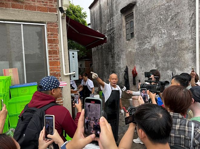 500桌同时排队！广东鸡煲店被千万网红带火，老板累瘫求饶：别来了（组图） - 6