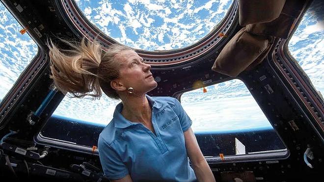 NASA宇航员带了4部iPhone绕月!零重力抛手机画面流出 - 1