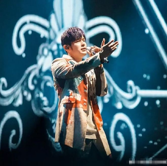 周杰伦杭州演唱会遭粉丝吐槽“划水”,降调、躲高音、嘉宾聊天撑场 - 2