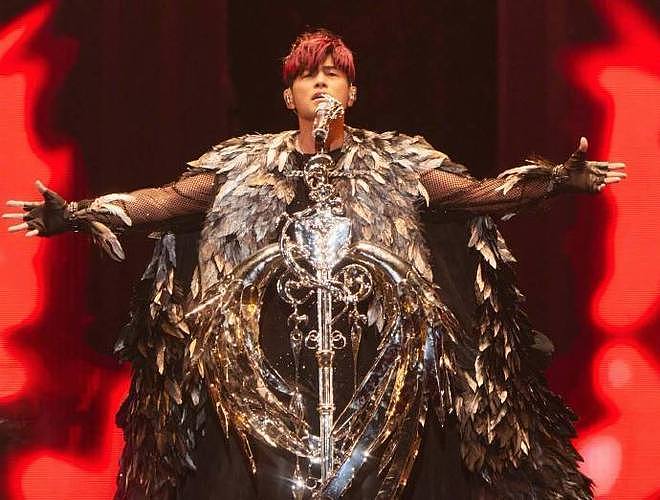 周杰伦杭州演唱会遭粉丝吐槽“划水”,降调、躲高音、嘉宾聊天撑场 - 6