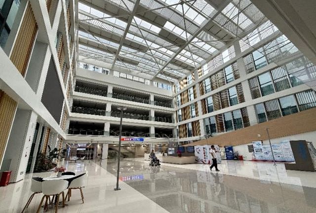 深圳超大医院遇冷，8万张床位空着，媒体着急，当地市民吐槽！ - 1