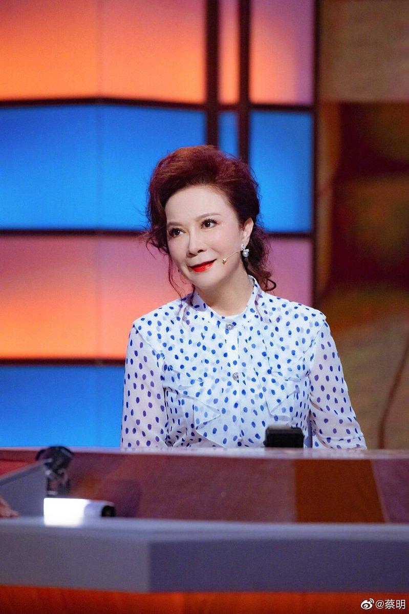 刘嘉玲在日本被偶遇,穿千元唐装玩手机,双下巴太抢镜 - 3