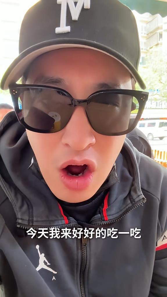 潘玮柏成都吃面,先吃臊子蒸蛋和一碗抄手开胃,又吃了4碗面 - 2