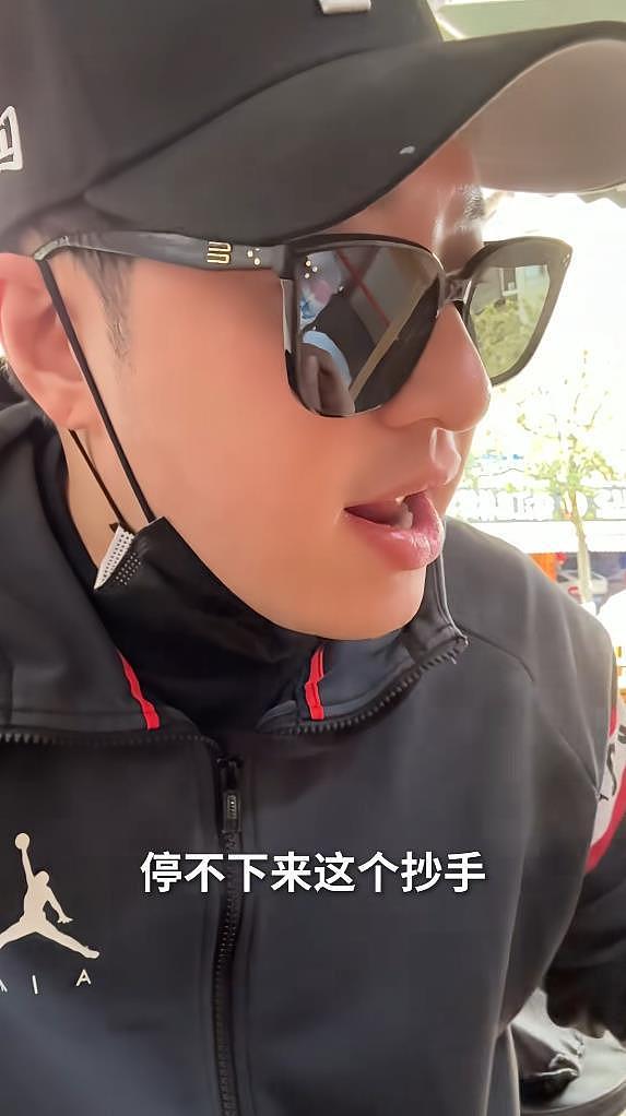 潘玮柏成都吃面,先吃臊子蒸蛋和一碗抄手开胃,又吃了4碗面 - 5