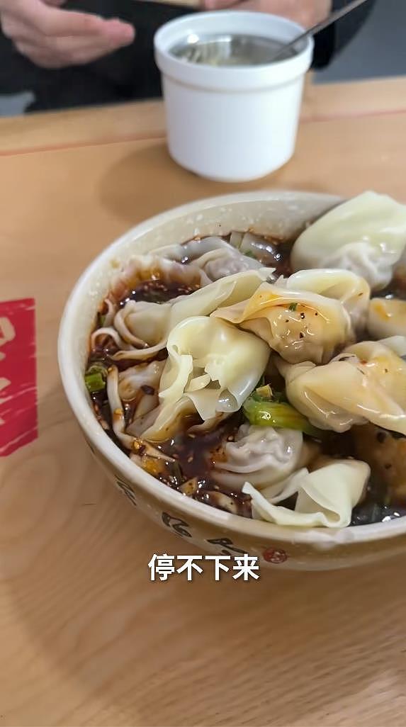 潘玮柏成都吃面,先吃臊子蒸蛋和一碗抄手开胃,又吃了4碗面 - 6