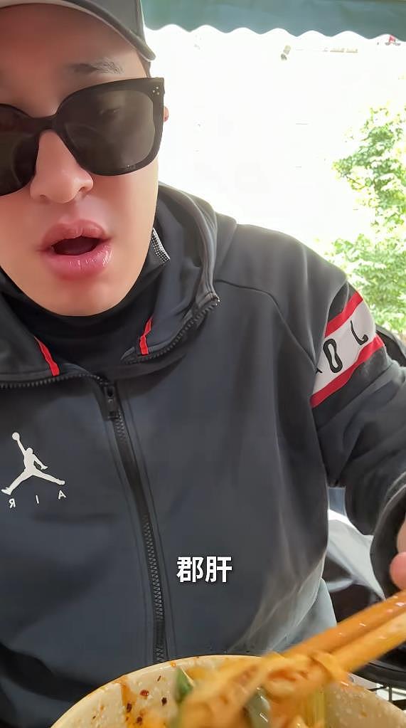 潘玮柏成都吃面,先吃臊子蒸蛋和一碗抄手开胃,又吃了4碗面 - 9