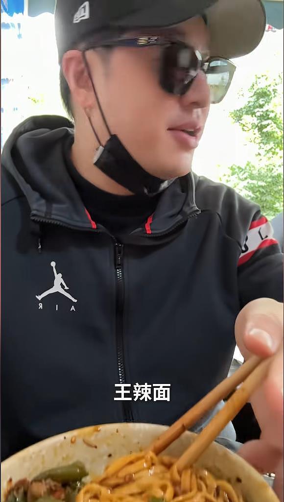 潘玮柏成都吃面,先吃臊子蒸蛋和一碗抄手开胃,又吃了4碗面 - 11