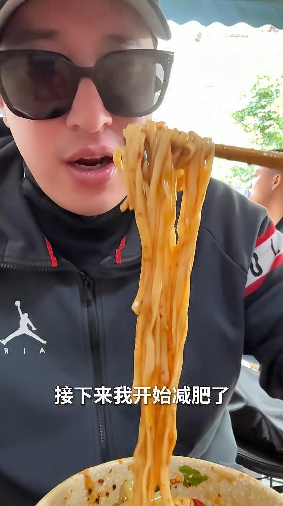 潘玮柏成都吃面,先吃臊子蒸蛋和一碗抄手开胃,又吃了4碗面 - 13