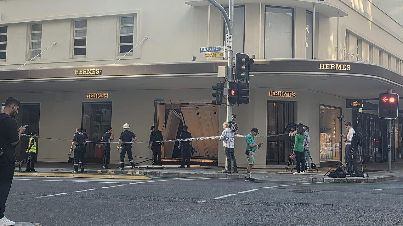 澳奔驰车深夜暴力冲撞爱马仕店，三名蒙面大盗洗劫名店后在逃（图） - 1