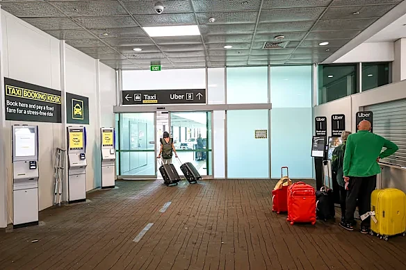 墨尔本机场打车新规引发大混乱!付了钱却被拒载,旅客怒喷:垃圾(组图) - 3